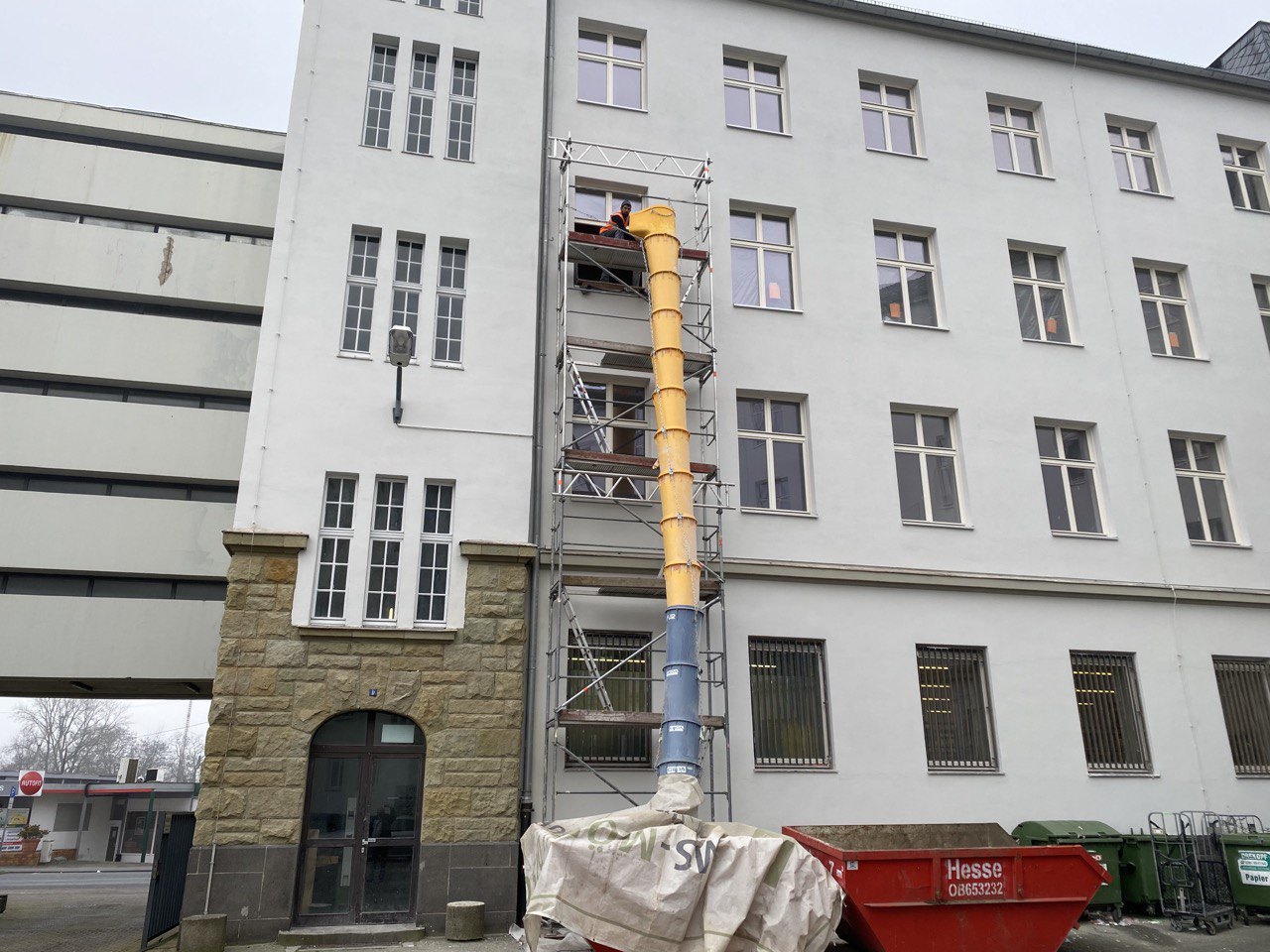 Demontage einer Fassade mit Schuttrutsche