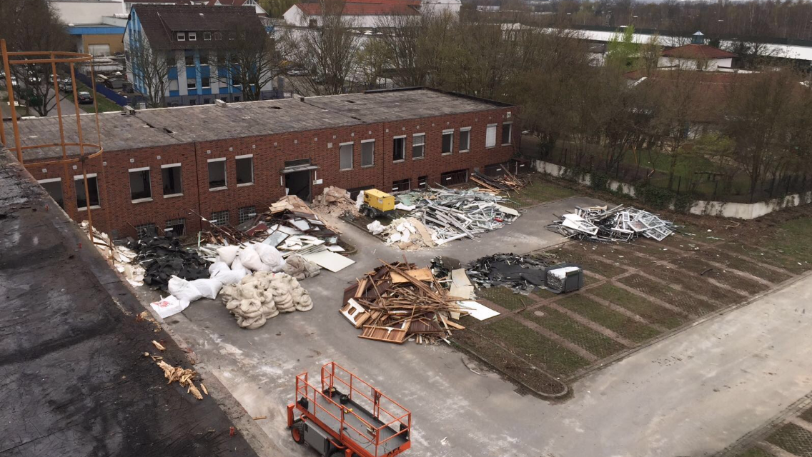 Nach Materialarten sortierte Bauabfälle auf dem Betriebsgelände